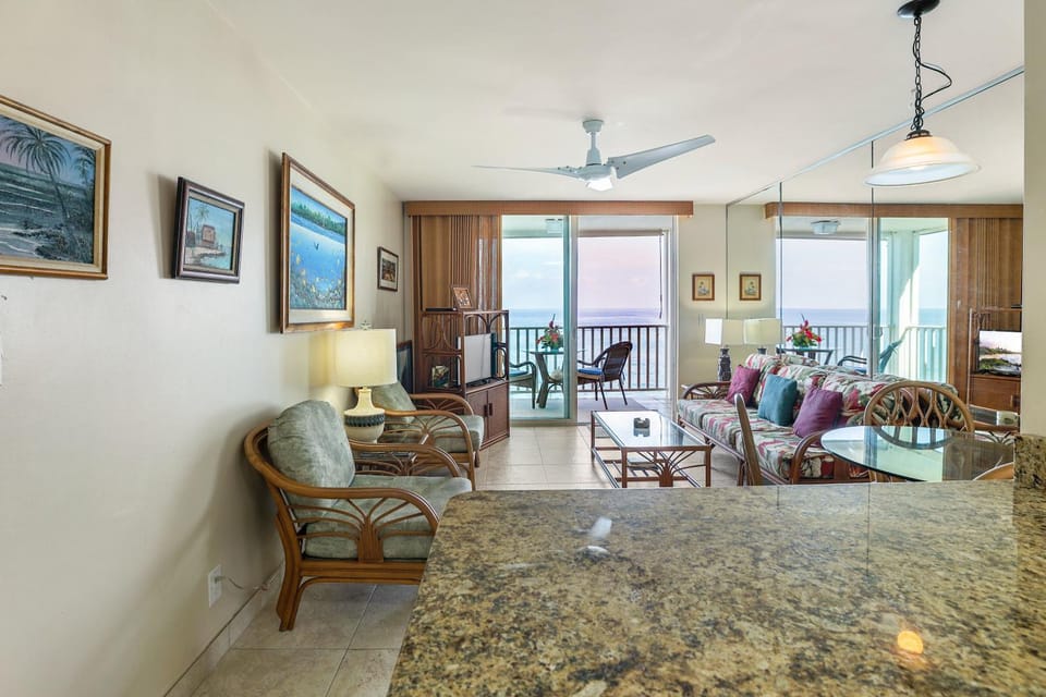 True and Absolute Oceanfront Condo Breathtaking Views From The Lanai - Hale Kona Kai 402 by Casago Kona House in Holualoa