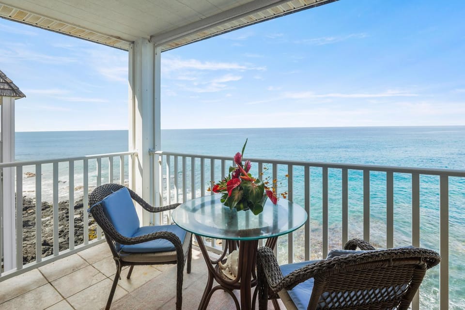 True and Absolute Oceanfront Condo Breathtaking Views From The Lanai - Hale Kona Kai 402 by Casago Kona House in Holualoa