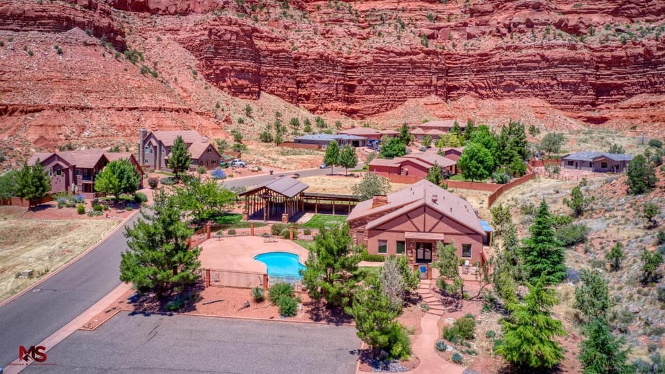 Modern Downtown Indoor Pool Hot Tub Views House in Kanab