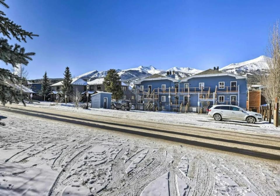Property building, Neighbourhood, Parking