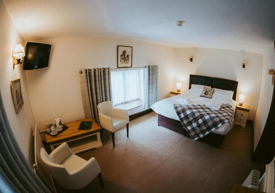 Bed, TV and multimedia, Photo of the whole room, Bedroom