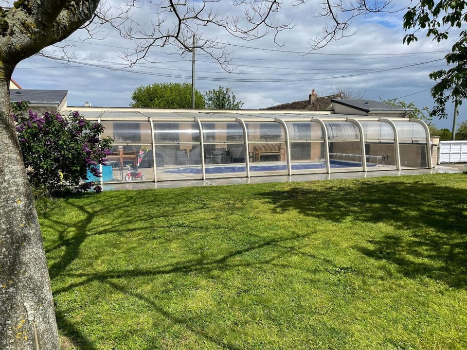 Gîte confortable avec piscine, parking et Wi-Fi à La Suze-sur-Sarthe Country House in Pays de la Loire