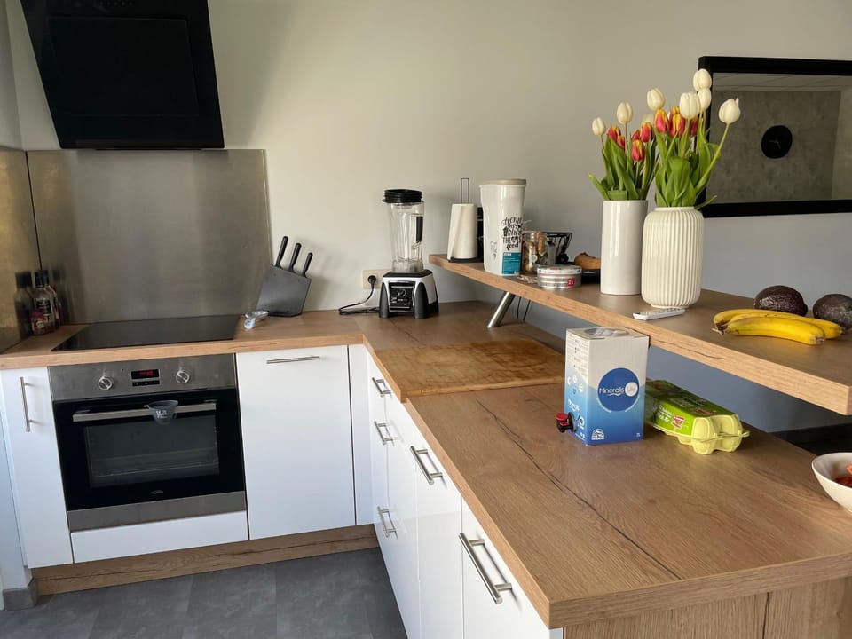 Gîte confortable avec piscine, parking et Wi-Fi à La Suze-sur-Sarthe Country House in Pays de la Loire