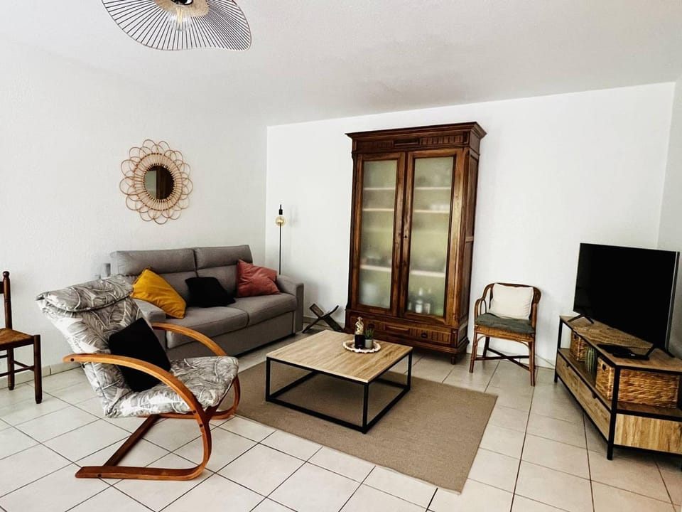 Cambo-les-Bains : Appartement T2 calme avec terrasse, parking, Internet - FR-1-495-124 Apartment in French Basque Country