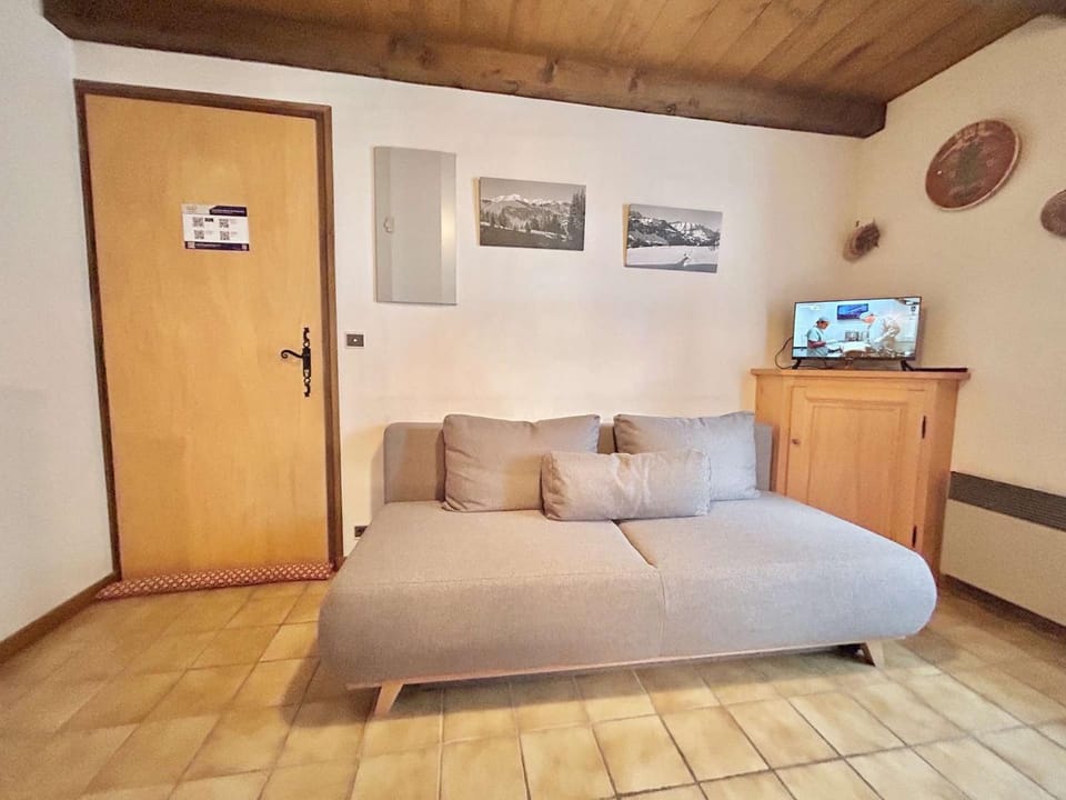 Studio Cabine, 4 Pers. - Balcon, Parking Privé, à 100m des Pistes et Commerces - FR-1-595-77 Cabin in Notre-Dame-de-Bellecombe