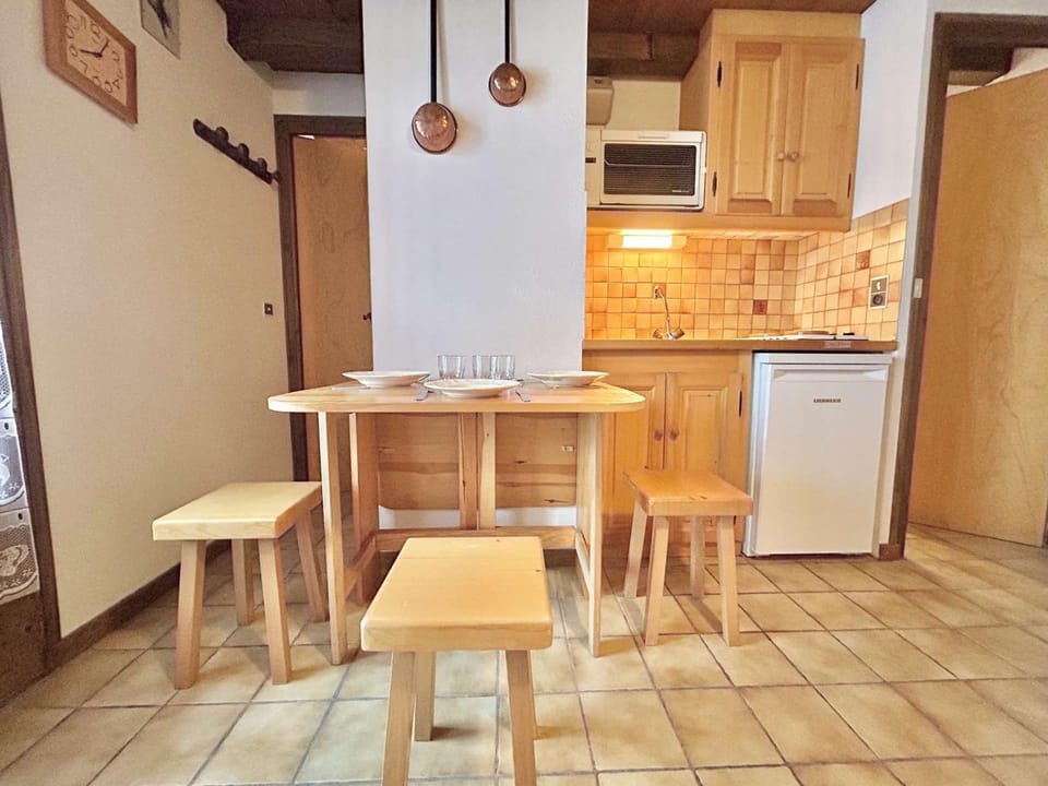 Studio Cabine, 4 Pers. - Balcon, Parking Privé, à 100m des Pistes et Commerces - FR-1-595-77 Cabin in Notre-Dame-de-Bellecombe