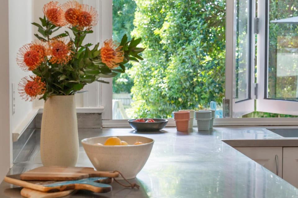 Kitchen or kitchenette, Garden view