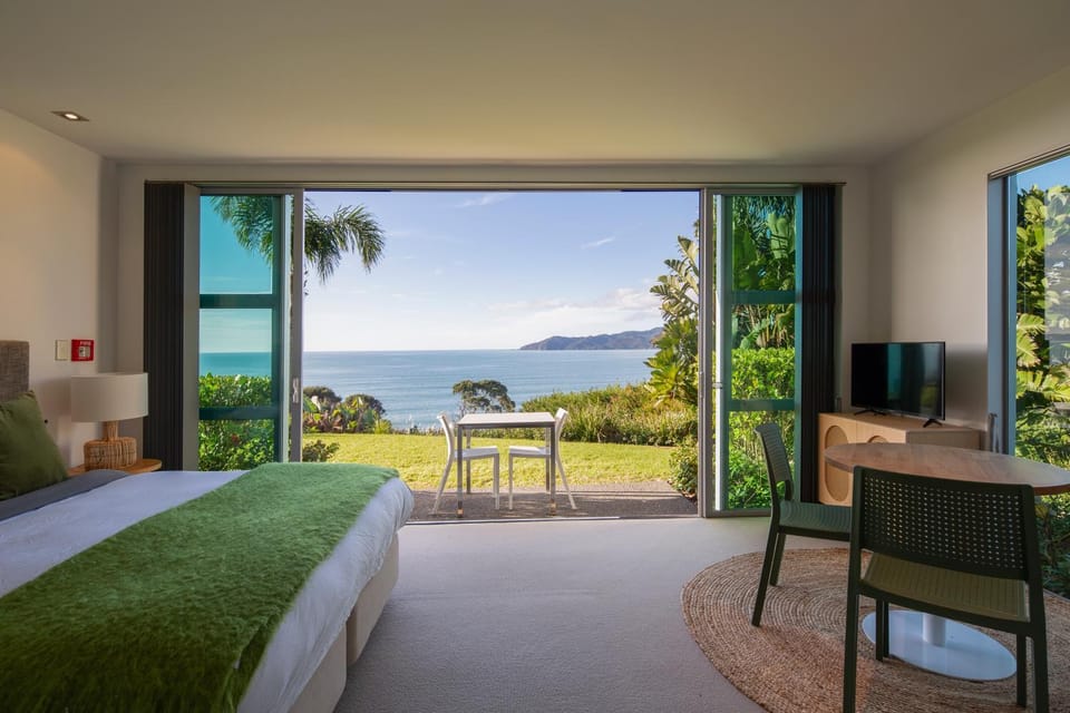 Bed, TV and multimedia, Photo of the whole room, Bedroom, Sea view