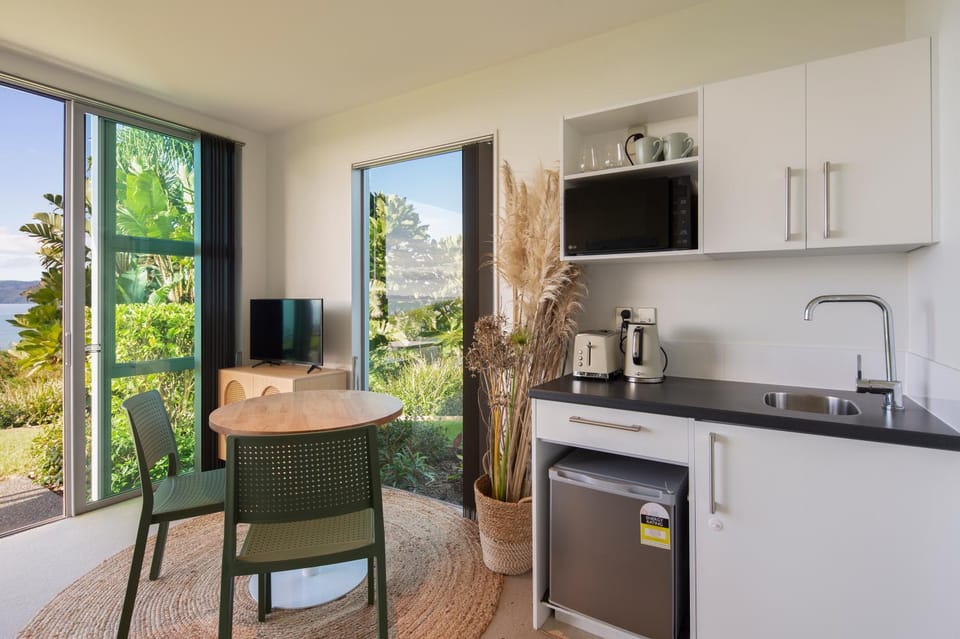 Coffee/tea facilities, Kitchen or kitchenette, Dining area, minibar, toaster