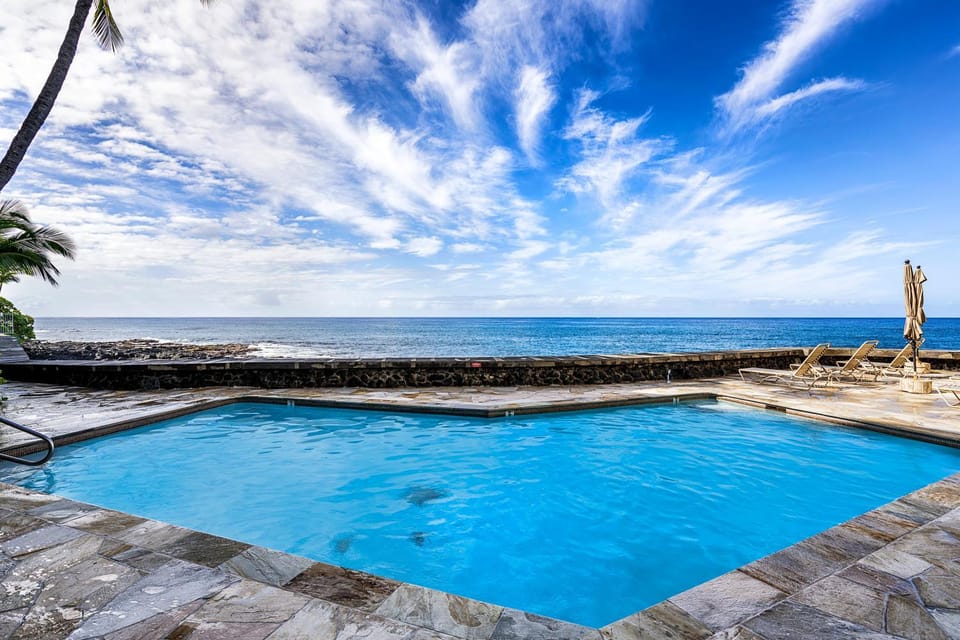 Dreamy True Oceanfront Condo - Hale Kona Kai 307 by Casago Kona House in Holualoa