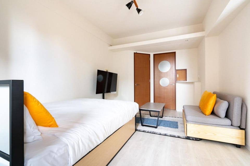Bed, TV and multimedia, Photo of the whole room, Seating area, Bedroom