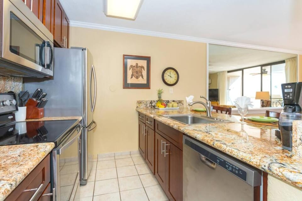 Kitchen or kitchenette, Dining area, minibar, oven, stove