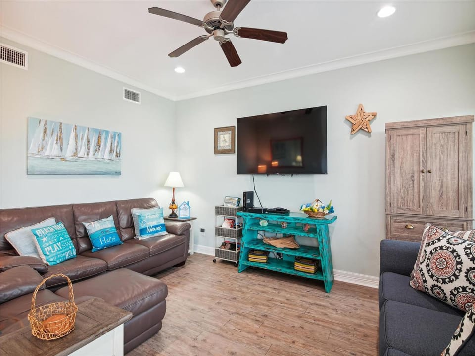 TV and multimedia, Living room, Seating area, furniture, air conditioner