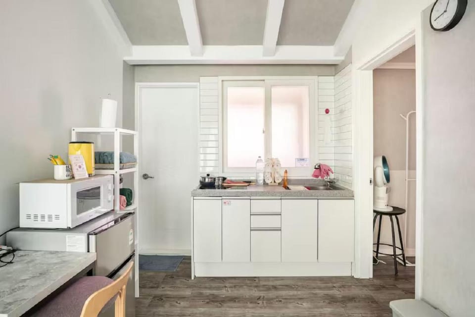 Kitchen or kitchenette, minibar, storage, stove