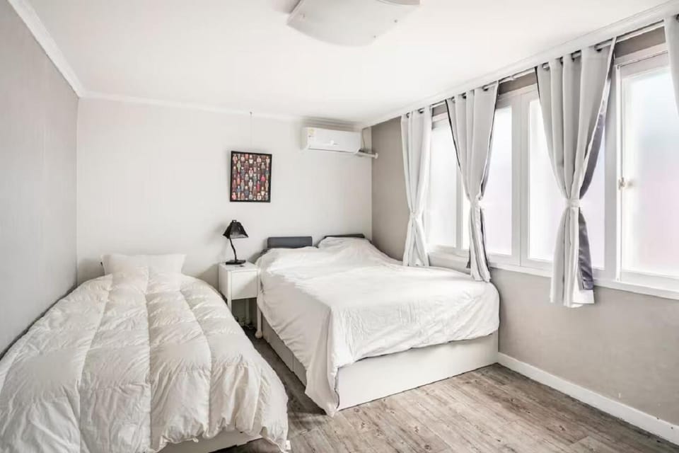 Bed, Bedroom, air conditioner