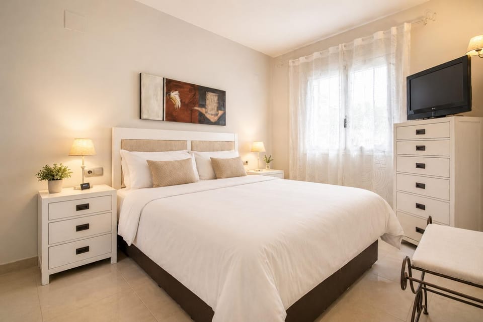 Bed, TV and multimedia, Photo of the whole room, Bedroom