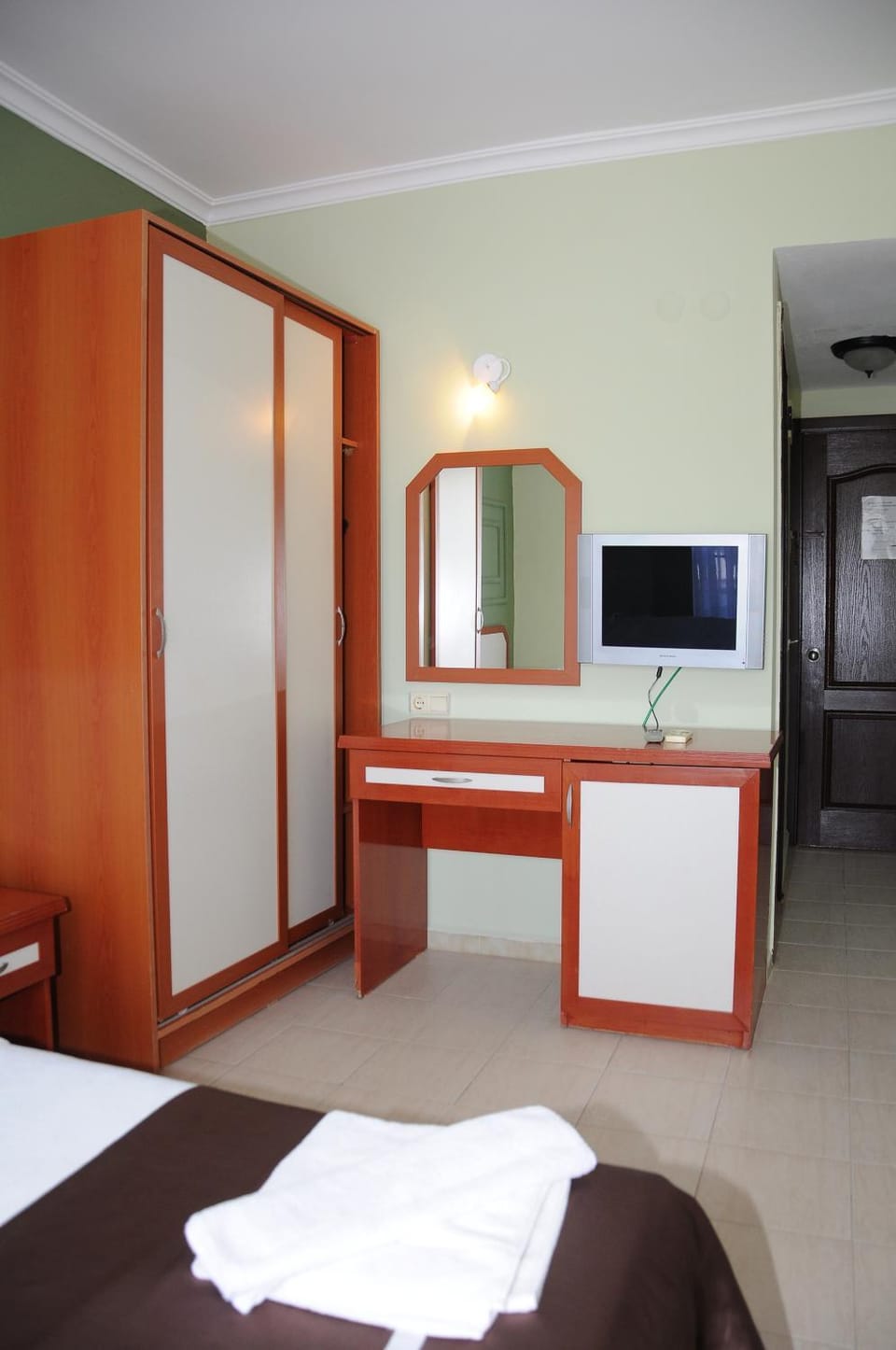 Bed, TV and multimedia, Bedroom, hair dresser, wardrobe