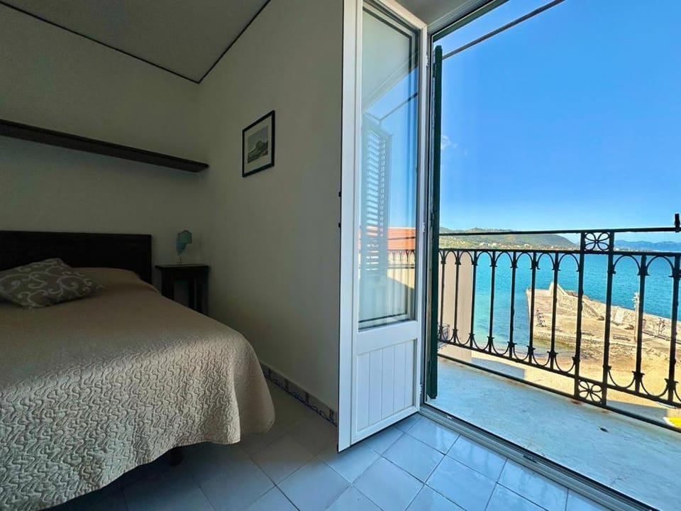 Molo Sea View Apartment Apartment in Cefalu