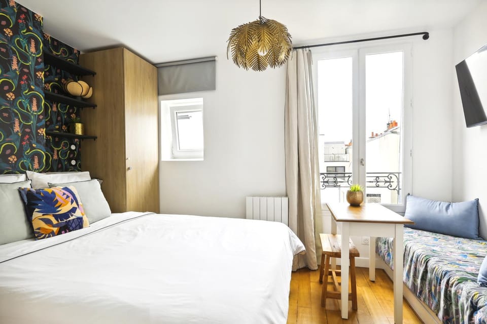 Bed, TV and multimedia, Photo of the whole room, Seating area, Bedroom