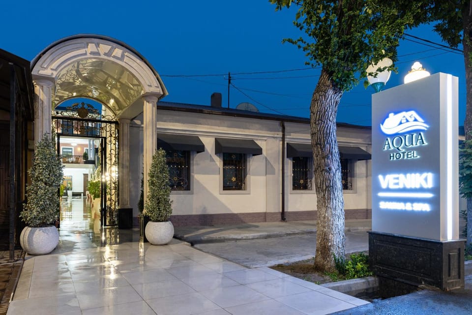 Property building, Facade/entrance, Day, Property logo or sign, Logo/Certificate/Sign, Street view, Certificate/Award