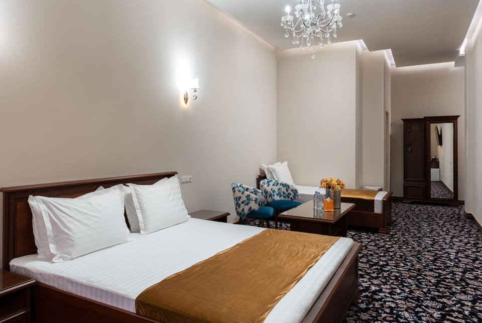 Bed, Living room, Photo of the whole room, Seating area, Bedroom