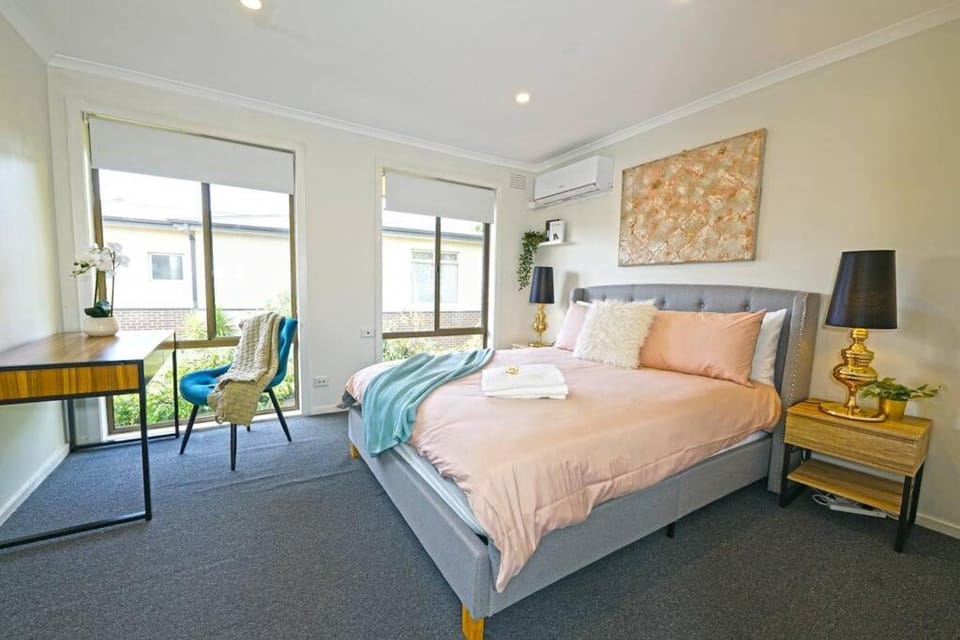 Bed, Bedroom, towels