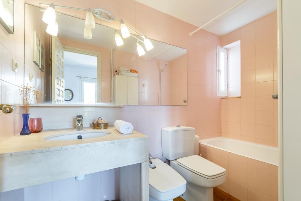 Shower, Bathroom, Bath, bidet, towels