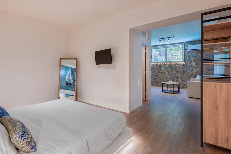Bed, TV and multimedia, Bedroom, wardrobe