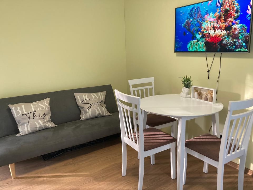 Communal lounge/ TV room, TV and multimedia, Living room, Seating area, Dining area