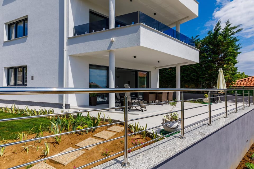 Property building, Patio, Day, Balcony/Terrace, Garden view