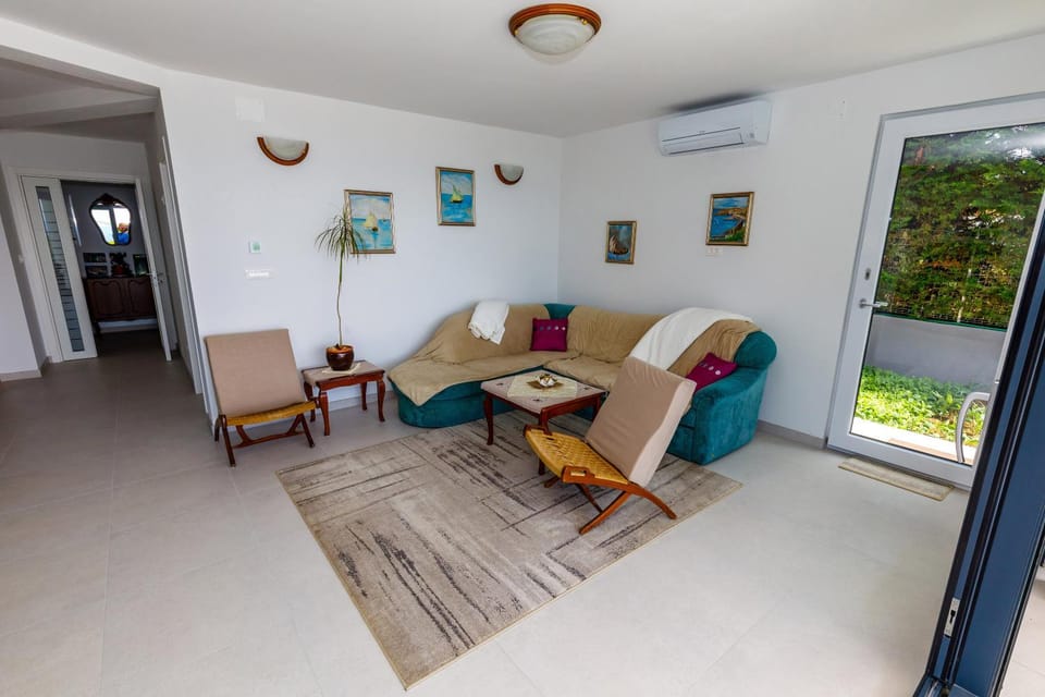 Living room, Seating area, air conditioner