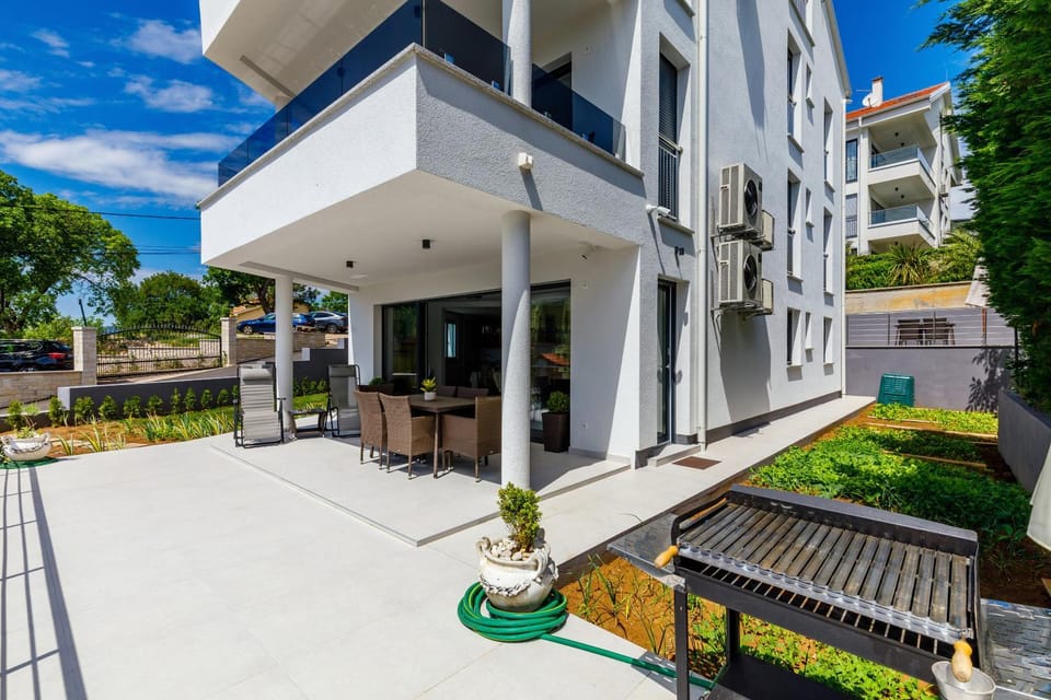 Property building, Patio, Spring, Day, Garden, Balcony/Terrace, Garden view