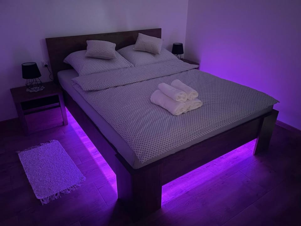 Bed, Bedroom, towels