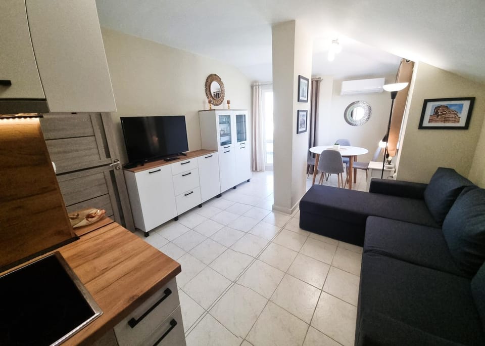 Communal lounge/ TV room, TV and multimedia, Living room, Seating area, Dining area, Evening entertainment