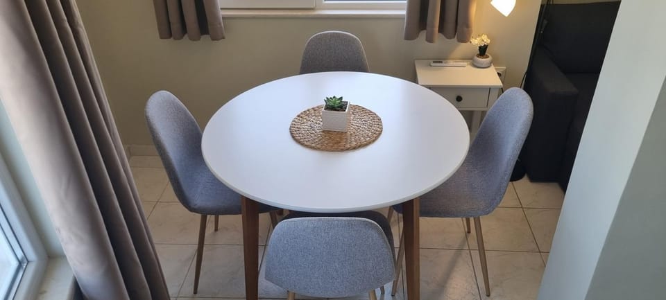 Seating area, Dining area