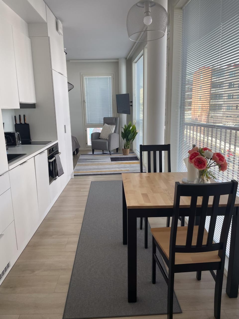 Coffee/tea facilities, Kitchen or kitchenette, Dining area, oven, stove, toaster