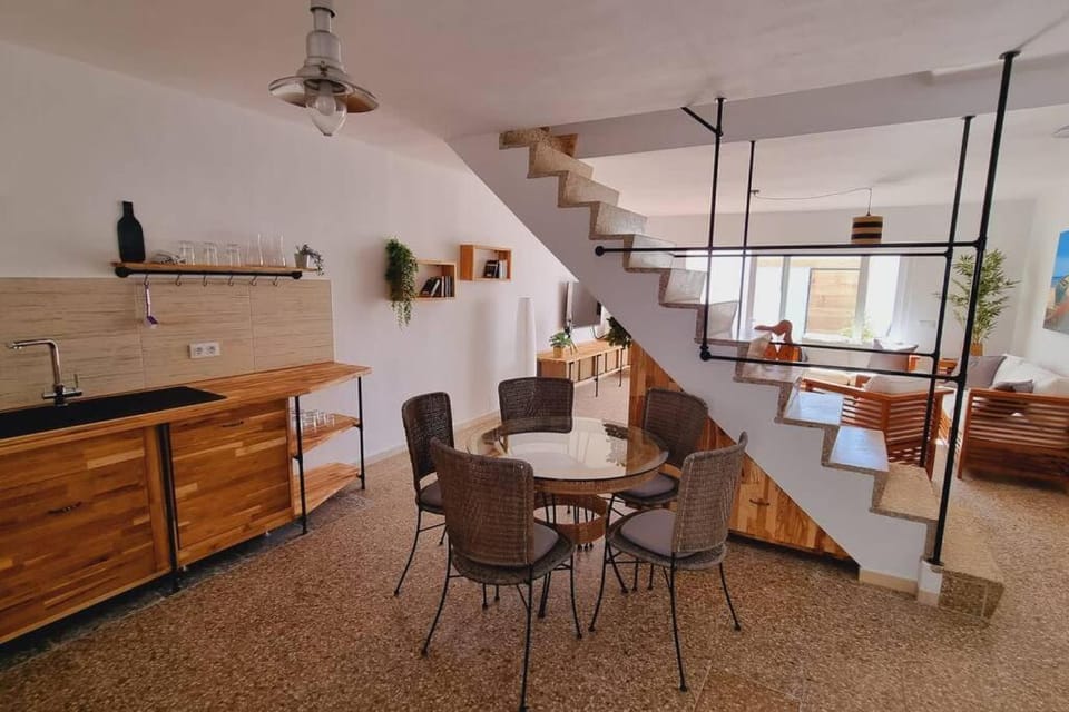 Kitchen or kitchenette, Dining area