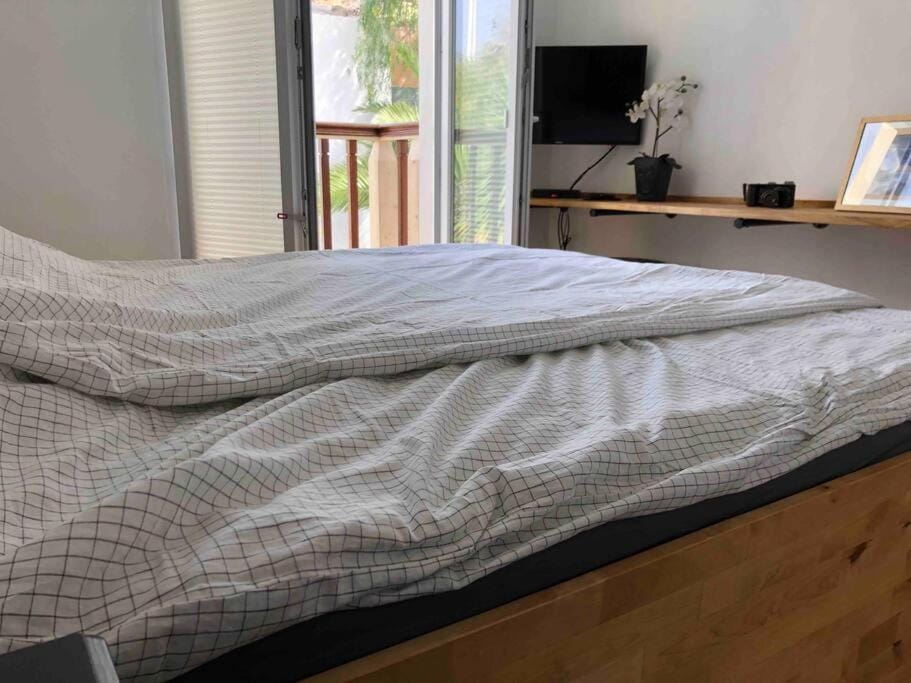 Bed, TV and multimedia, Bedroom