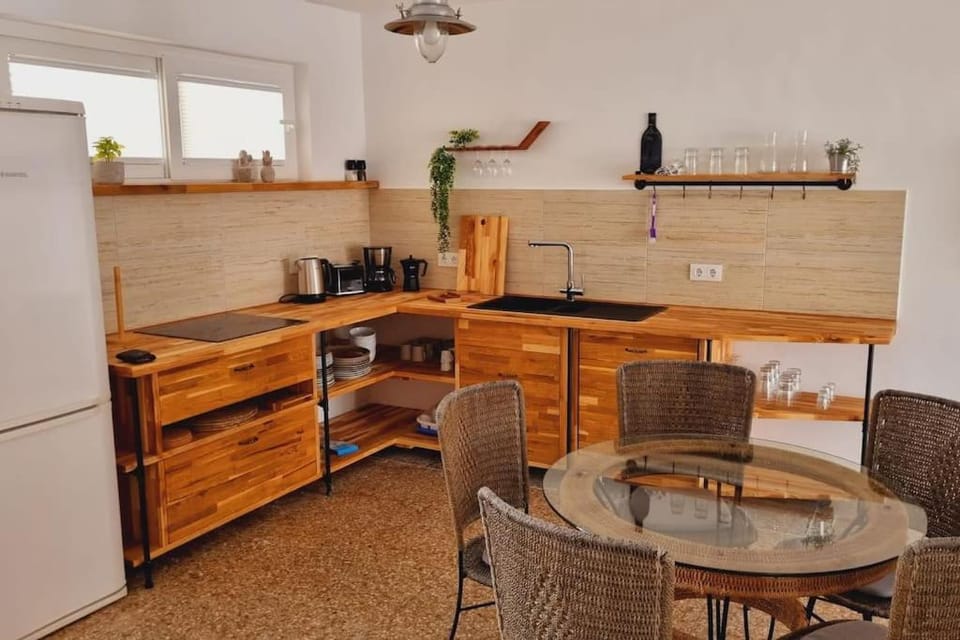 Coffee/tea facilities, Kitchen or kitchenette, Dining area, stove