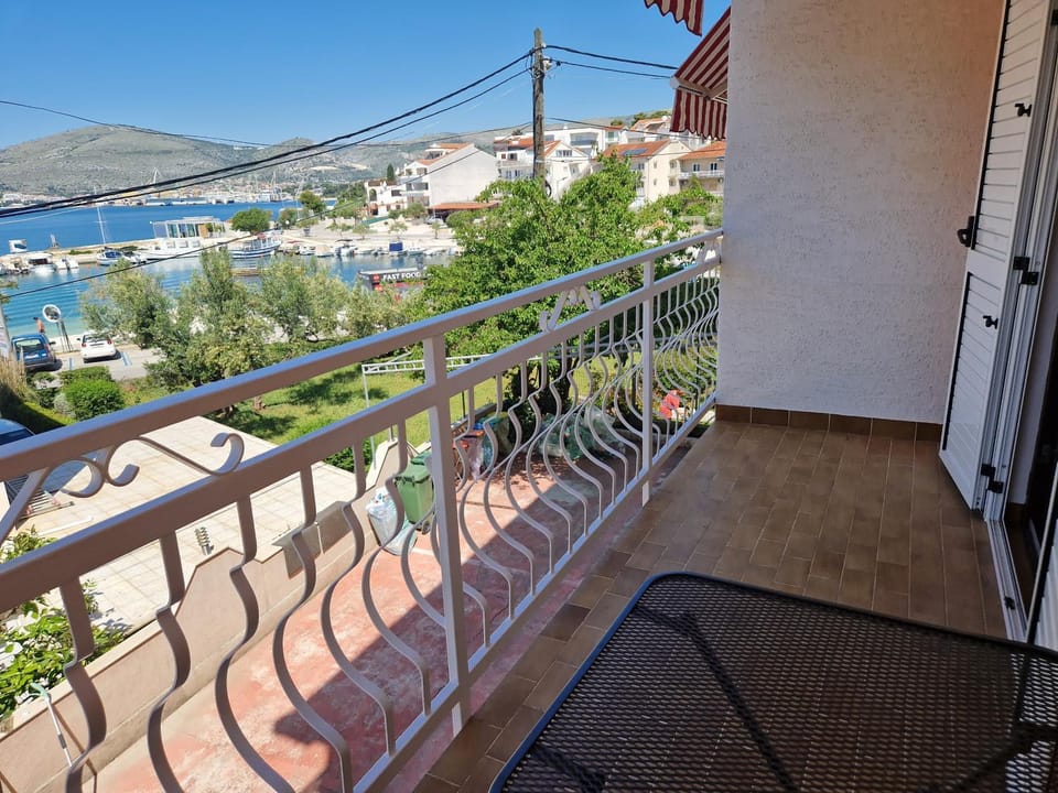 Cornelia Apartments by the sea Okrug Gornji, Čiovo Apartment in Okrug Gornji