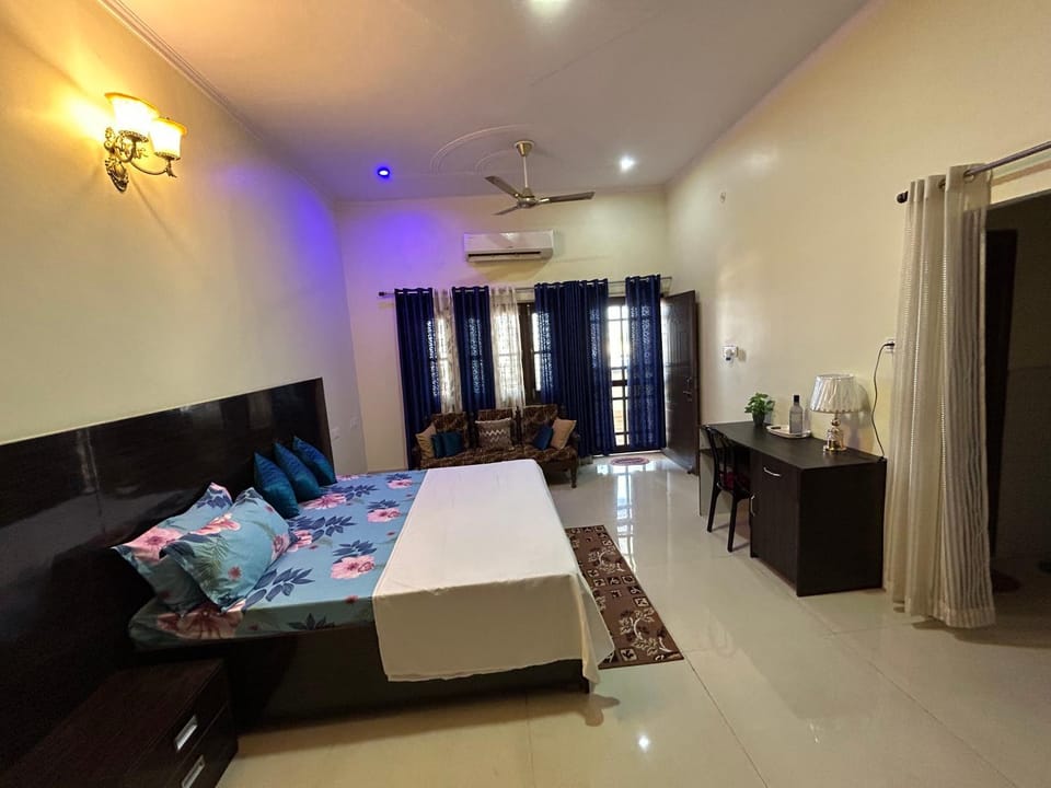 Photo of the whole room, Bedroom