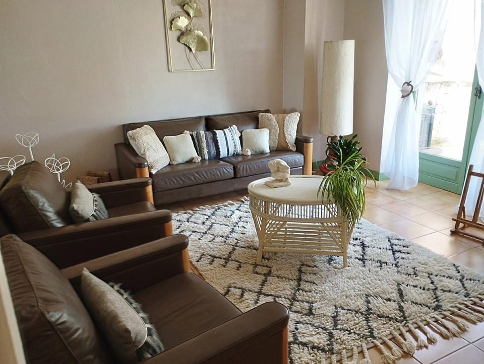 Living room, hair dresser