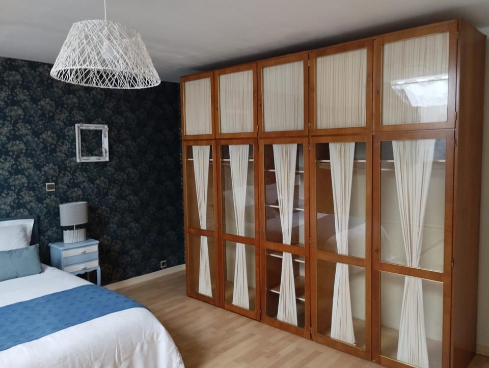 Photo of the whole room, hair dresser, storage