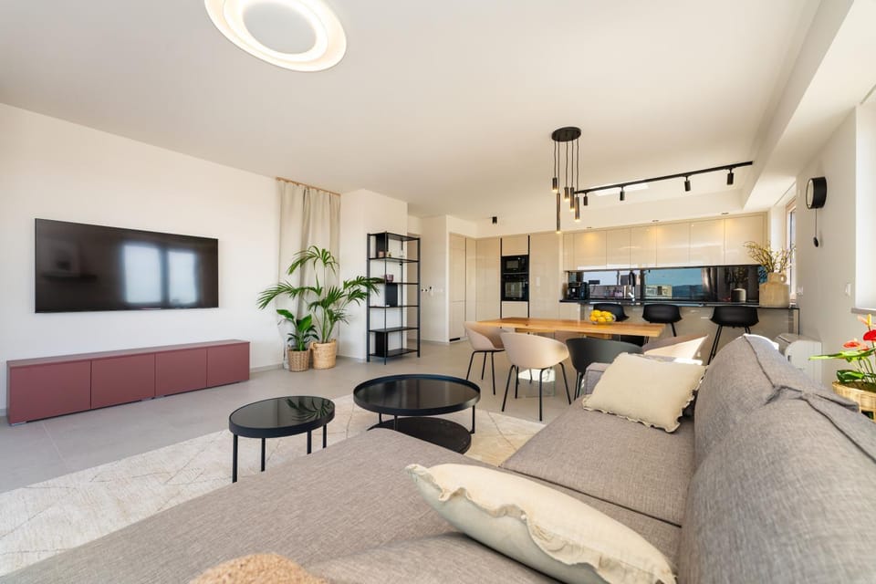 TV and multimedia, Living room, Seating area, Dining area