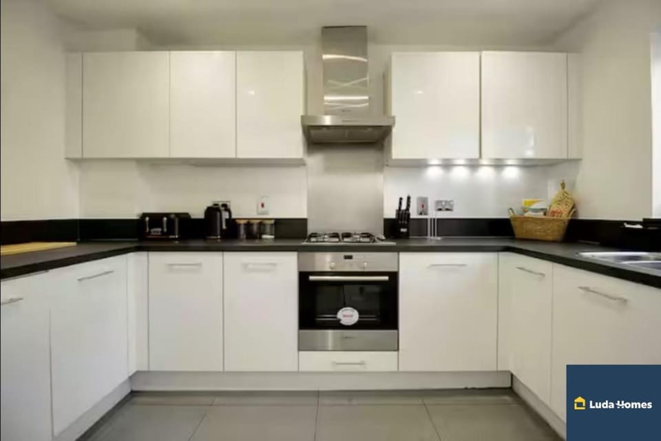 Coffee/tea facilities, Kitchen or kitchenette, dishwasher, stove, toaster