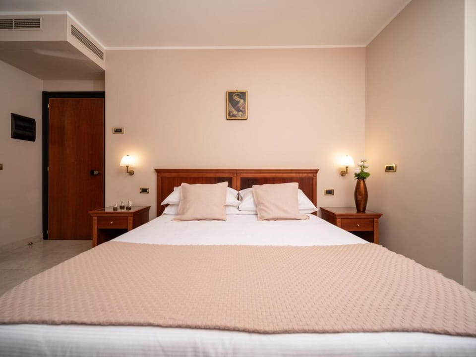 Bed, Photo of the whole room, Bedroom, air conditioner