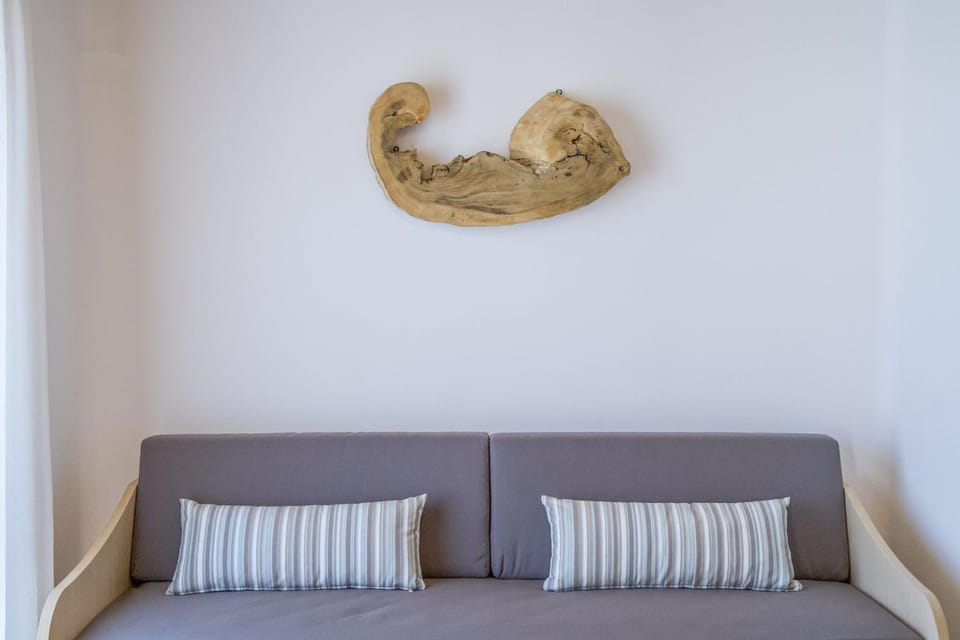 Bed, Seating area