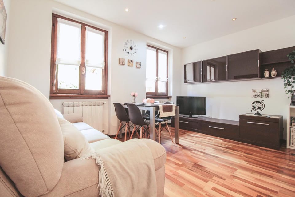 TV and multimedia, Kitchen or kitchenette, Living room, Seating area, Dining area