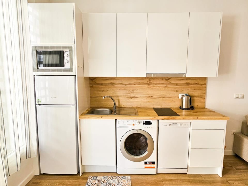 Kitchen or kitchenette, minibar, stove, toaster, washing machine