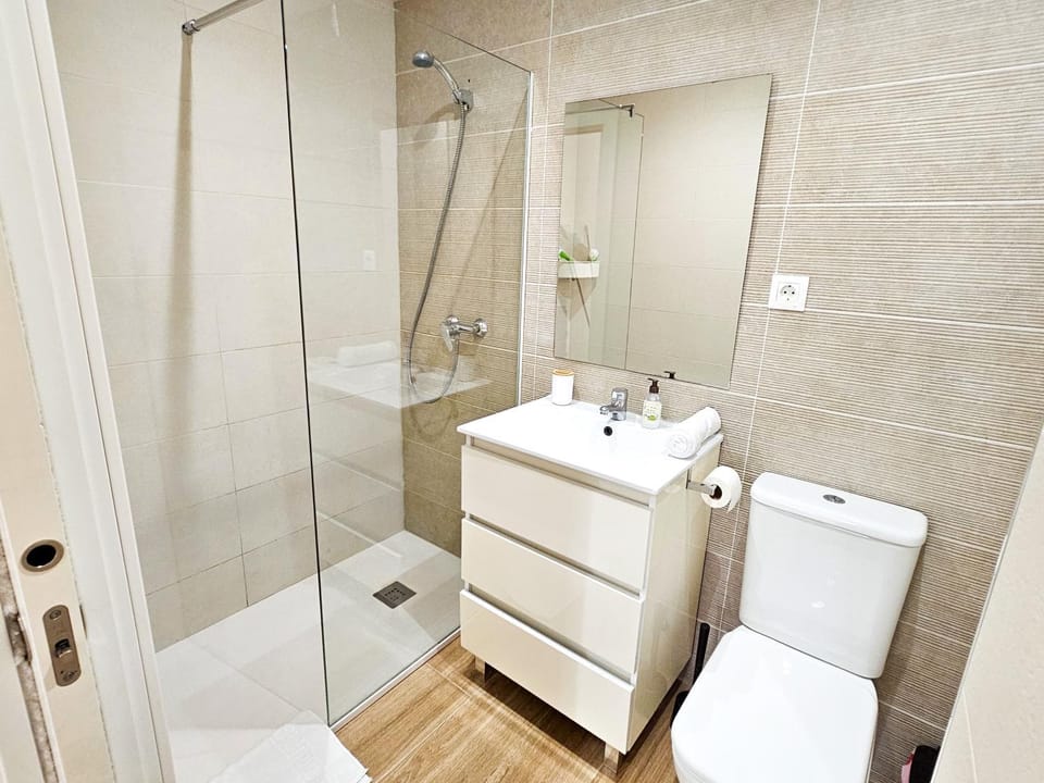 Shower, Toilet, Bathroom, towels